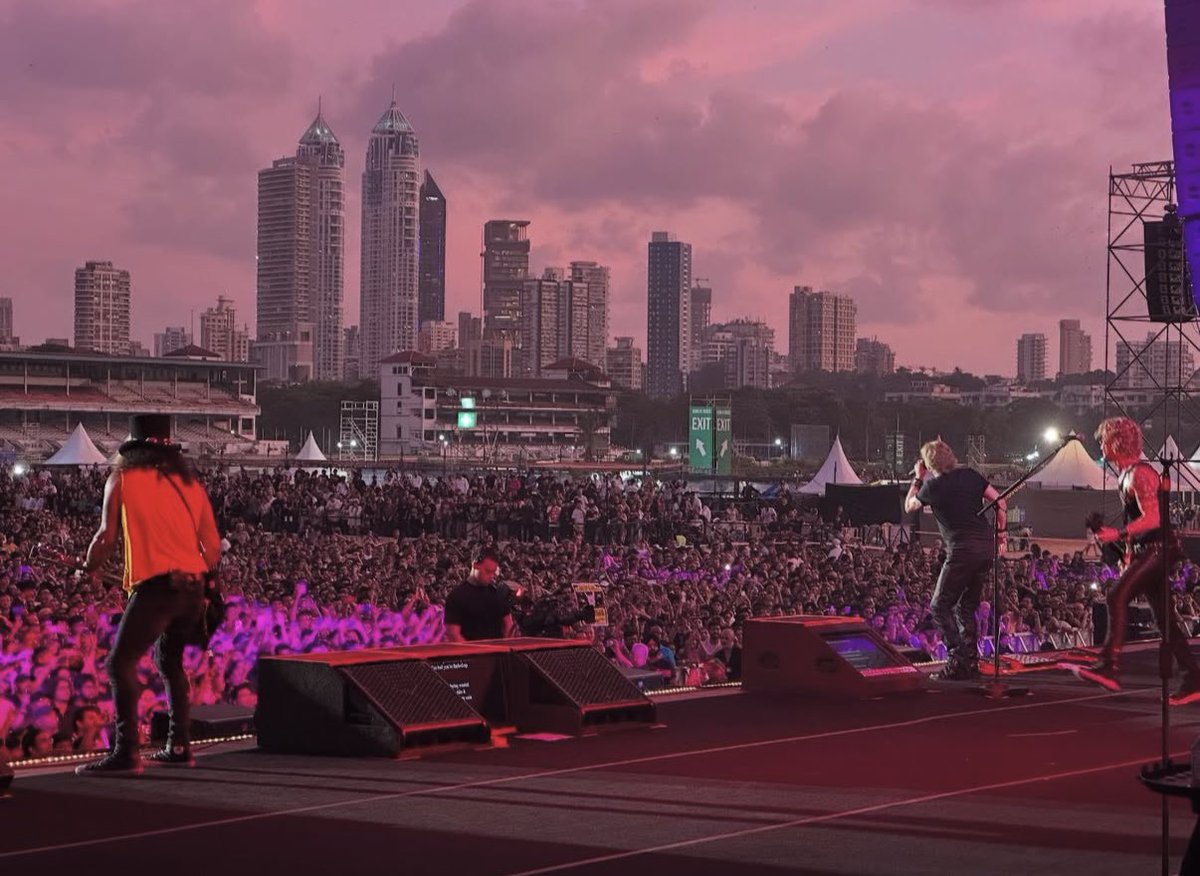 SlashArmyAUT's tweet photo. First shots from Mumbai😎😁🤘✌️🎸🎩
Photos: @deljamesgang
@axlrose @Slash @DuffMcKagan @gunsnroses
#gunsnroses #axlrose #slash #duffmckagan #deljames #mumbai #india https://t.co/NCkJSklnTs