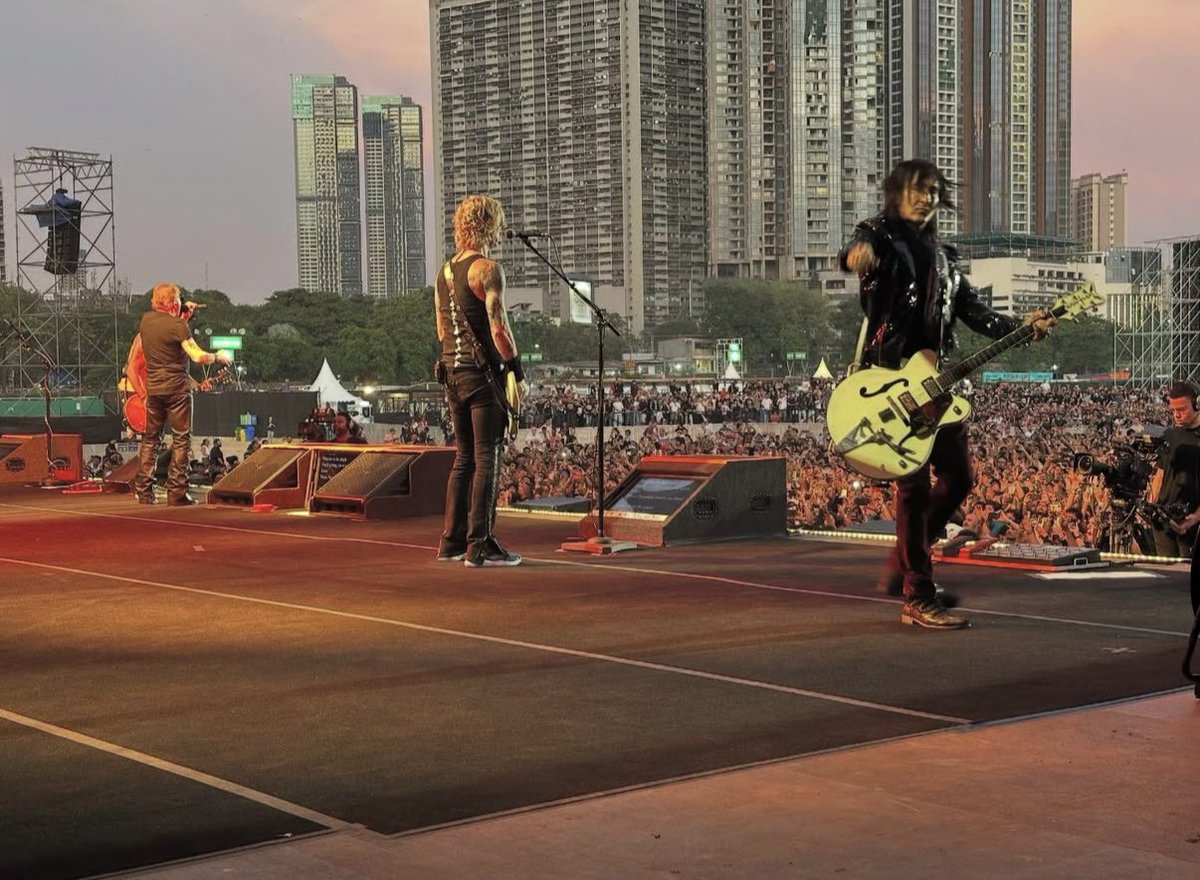 SlashArmyAUT's tweet photo. First shots from Mumbai😎😁🤘✌️🎸🎩
Photos: @deljamesgang
@axlrose @Slash @DuffMcKagan @gunsnroses
#gunsnroses #axlrose #slash #duffmckagan #deljames #mumbai #india https://t.co/NCkJSklnTs