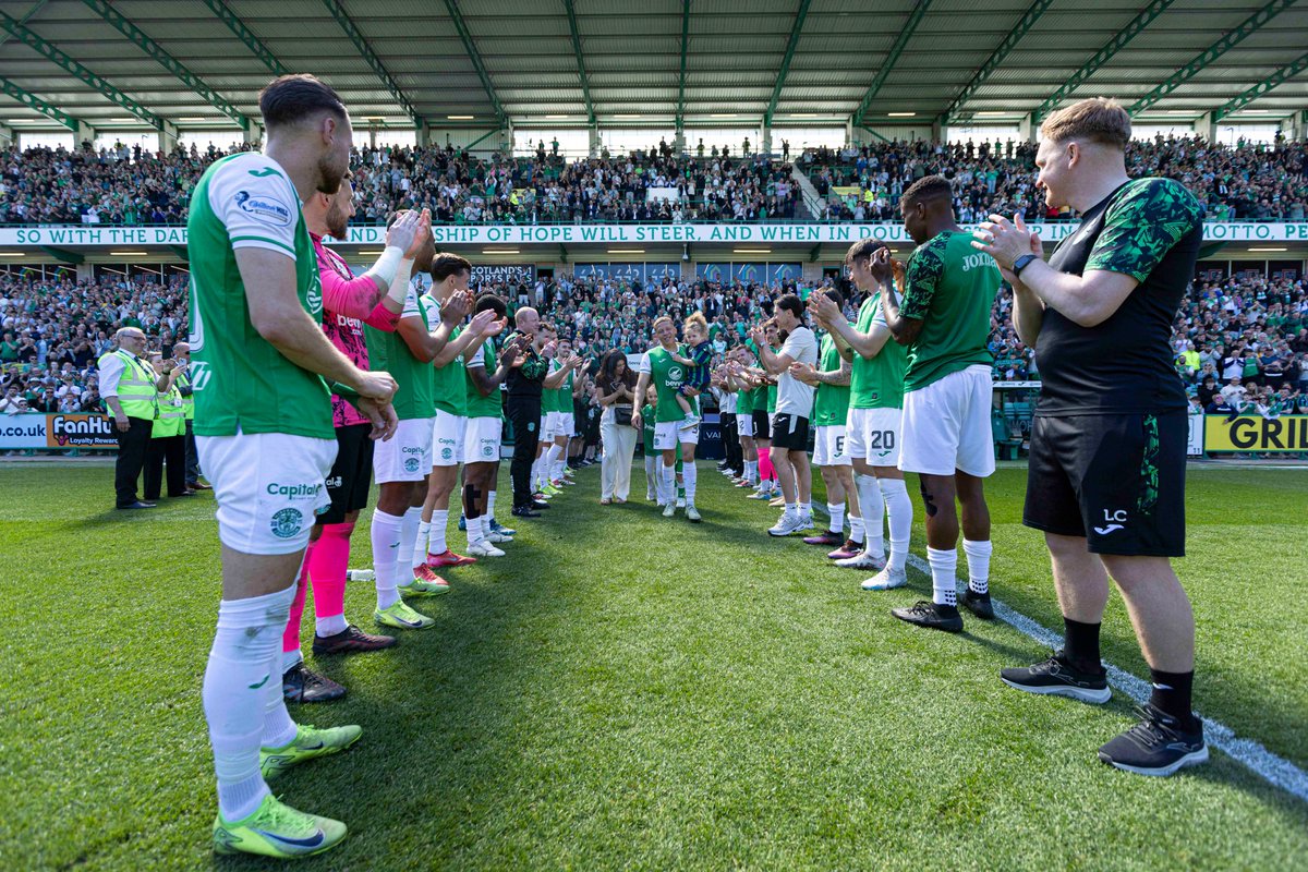 HibernianFC's tweet photo. What a career and a Hibee for life.

👏 Dwight Gayle 👏 https://t.co/1CcPO7aaDz