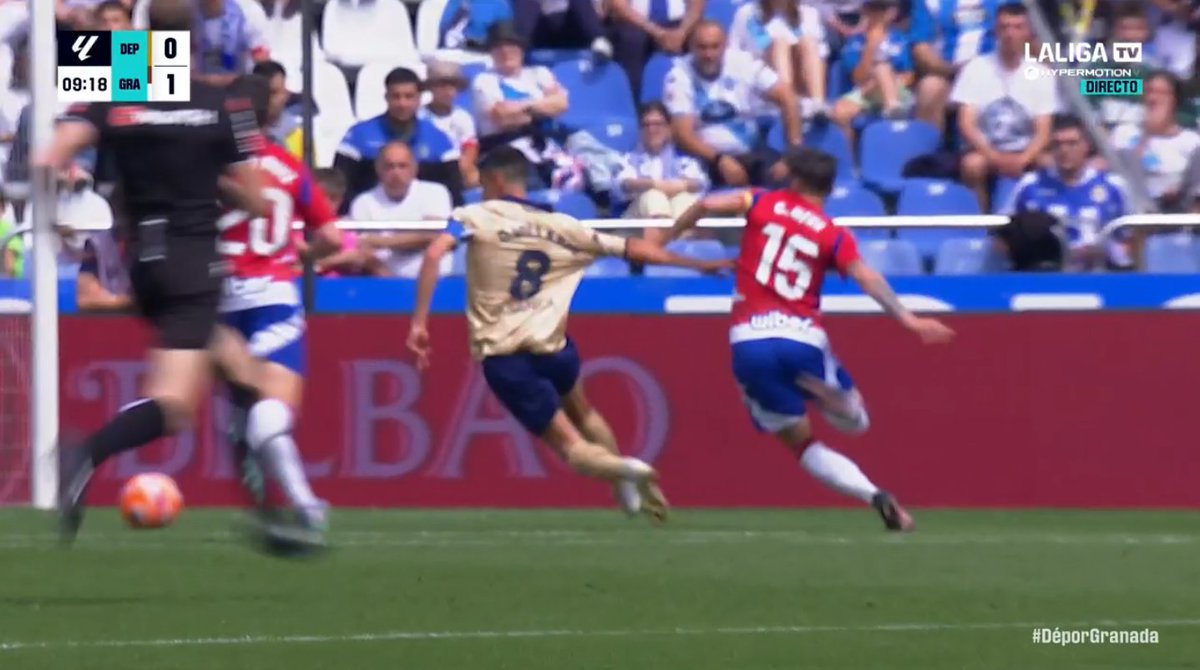 ArchivoVAR's tweet photo. 🖥️💥 El VAR tardó en encender la televisión en el Deportivo de la Coruña - Granada.

👉🏻 Neva agarra por la camiseta a Villares impidiendo un mano a mano de su rival con Diego Mariño.

❌ ES PENALTI Y ROJA DIRECTA.

▪️ Inexplicable el error de Sánchez López y Gorostegui Fernández. https://t.co/PHJkISYCzu