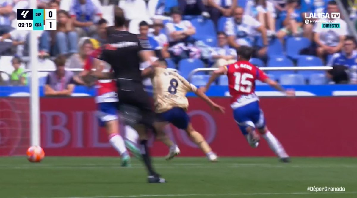 🖥️💥 El VAR tardó en encender la televisión en el Deportivo de la Coruña - Granada.

👉🏻 Neva agarra por la camiseta a Villares impidiendo un mano a mano de su rival con Diego Mariño.

❌ ES PENALTI Y ROJA DIRECTA.

▪️ Inexplicable el error de Sánchez López y Gorostegui Fernández.
