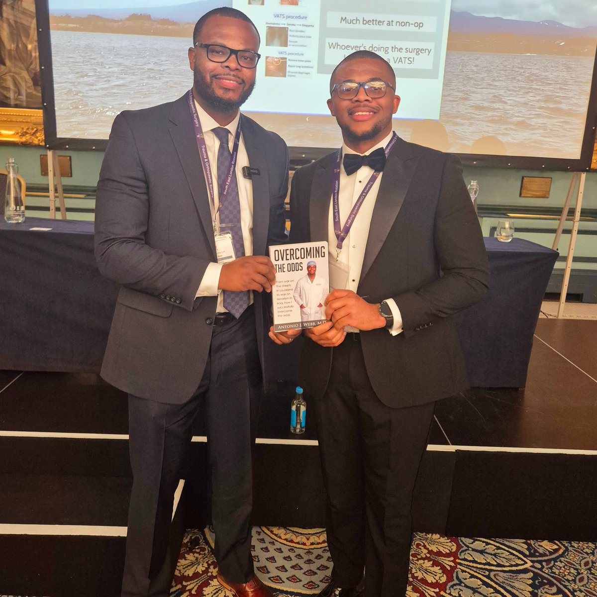 Dr_AlexBrianChi's tweet photo. Truly honored to meet my mentor @antoniowebbmd  at the @selondonortho .
From the streets of Louisiana to a renowned Spinal Surgeon in Texas—his journey is inspiring.
Grateful for the signed copy of Overcoming the Odds.

#SELO2025 
#MedTwitter https://t.co/AUxlen9LWz