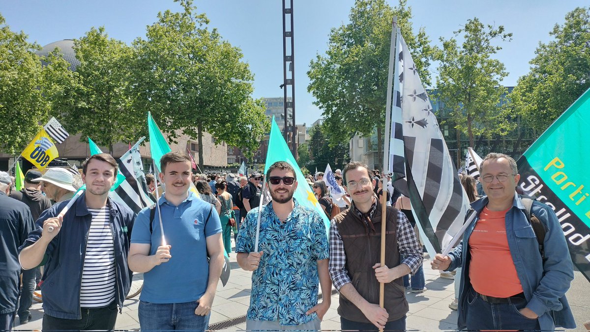 E Roazhon e oamp hiziv evit manifestiñ evit ar yezh hag ar sevenadur. #brezhoneg
Nous étions aujourd'hui à Rennes pour manifester pour la langue et la culture bretonnes.