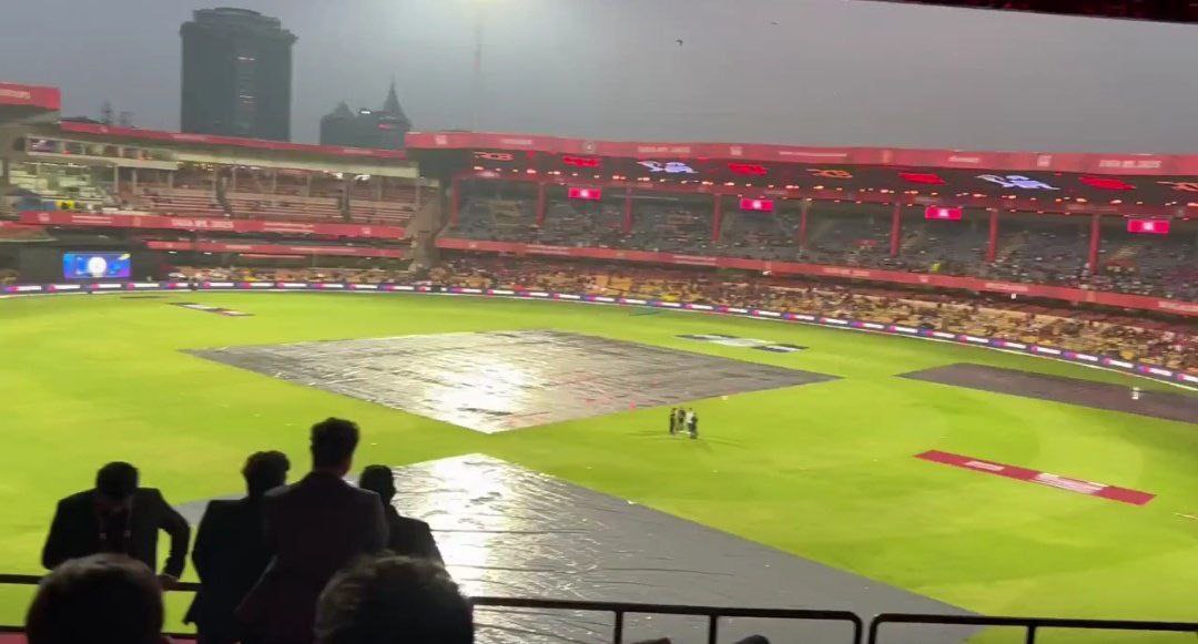 Hemant_183's tweet photo. There is still a fair amount of drizzle, no chance of toss just yet.🙃🏟️🌧️

Today Chinnaswamy Stadium Turned Into White To Tribute To The King 👑 Kohli 🤍

"RCB vs KKR"
"Banglore" #TATAIPL #IPL2025 #chinnaswamystadium https://t.co/R39IJCI3vq