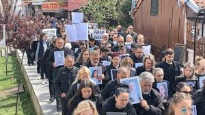 Минувајќи покрај кафичите во Кочани родителите на загинатитие во трагедијата забележаа луѓе кои си седат на кафе.

Кратко им порачаа „седете си, срам да ви е што не станете да ни се придружите!“