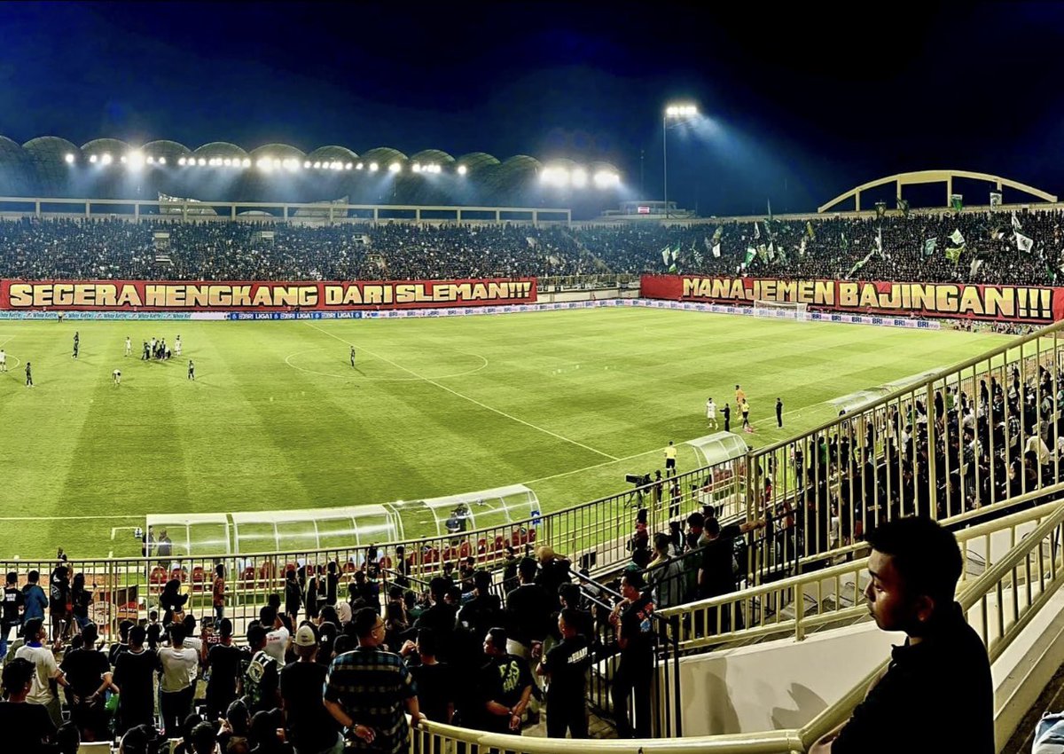 Statement yang berani, kompak, dan tegas. Salut untuk kawan-kawan BCS dan Sleman Fans lainnya.

Sementara di belahan kota lainnya, ada suporter yang takut untuk kritik manajemen klub karna udah dicuci otaknya dan diancam oleh internal suporternya sendiri.