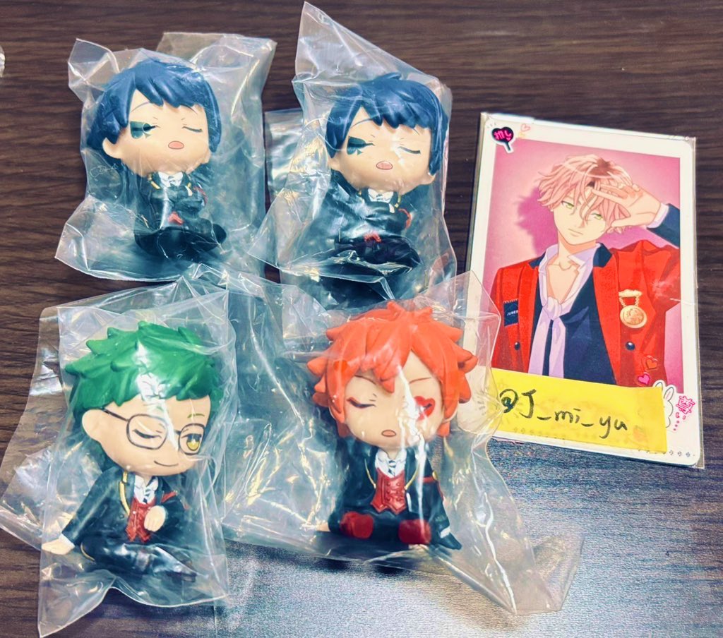 J_mi_yu's tweet photo. ツイステ　肩ズン　
ツイステッドワンダーランド

【譲】　デュース②、トレイ①、エース①

【求】　リドル①／定価＋送料

心当たりある方は、検索からでもお気軽にお声掛けください。
郵送、都内手渡し可能（要相談） https://t.co/wKK8RPsztK