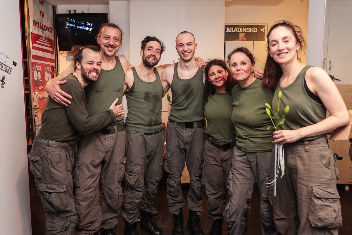 Slovensko mladinsko gledališče (@mladinskotheatr) on Twitter photo 💥Nekaj foto utrinkov iz sinočnje premiere uprizoritve INKUBATOR v režiji Oliverja Frljića in sijajni zasedbi, ki jo sestavljajo Lina Akif, Daša Doberšek, Klemen Kovačič, Draga Potočnjak, Matej Recer, Blaž Šef in Vito Weis.
📅 17., 19., 21. in 22. maj
📷<a href="/Mediaspeed_net/">Mediaspeed.net</a> 💥Nekaj foto utrinkov iz sinočnje premiere uprizoritve INKUBATOR v režiji Oliverja Frljića in sijajni zasedbi, ki jo sestavljajo Lina Akif, Daša Doberšek, Klemen Kovačič, Draga Potočnjak, Matej Recer, Blaž Šef in Vito Weis.
📅 17., 19., 21. in 22. maj
📷<a href="/Mediaspeed_net/">Mediaspeed.net</a>