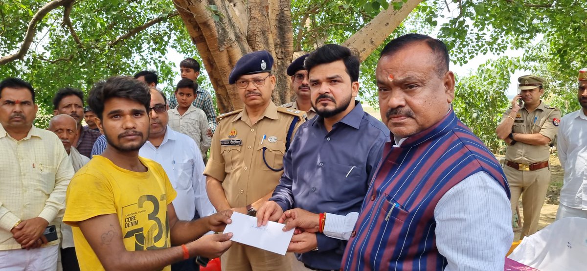 16.05.2025 को तहसील इकौना अन्तर्गत ग्राम इमिलिया में आगजनी की घटना होने पर पीड़ित परिवारों को अग्निकांड से हुए नुकसान का मुवावजा 24 घण्टे के अन्दर प्रदान किया गया, पीड़ितों को मूलभूत सुविधाओं को मुहैया कराने हेतु सम्बन्धित अधिकारियों को निर्देशित किया गया <a href="/rahat_up/">Rahat UP</a> <a href="/CMOfficeUP/">CM Office, GoUP</a>