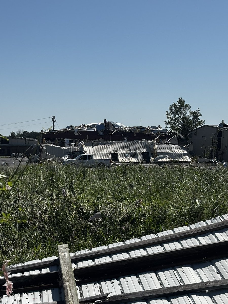 MadisonPHL17's tweet photo. Just devastating images out of Somerset, KY. Were spoken to people who came up to volunteer and help clean up. It’s hard to put into words what we’re seeing. @WLKY https://t.co/NOLj3StEEK