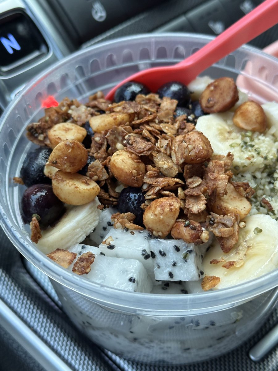 한달째… 요거트 벌크로 사서 치아씨드 넣고 하루 불렸다가 이것저것 올려먹는 것에 빠져버림ㅎㅎ 치아씨드 섬유소 많아가지고 장 활동에 무척 도움되며 속이 편하고 무엇보다 맛남