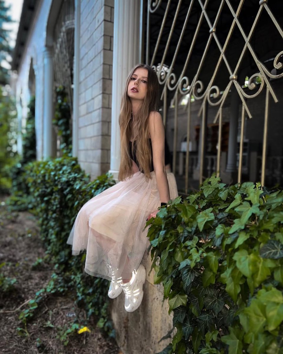 MarthaMartha888's tweet photo. "Embracing the magic of a dreamy afternoon ✨📷 #FairytaleVibes #ChasingBeauty #SpringMoments" https://t.co/4Uf5aGKgJU