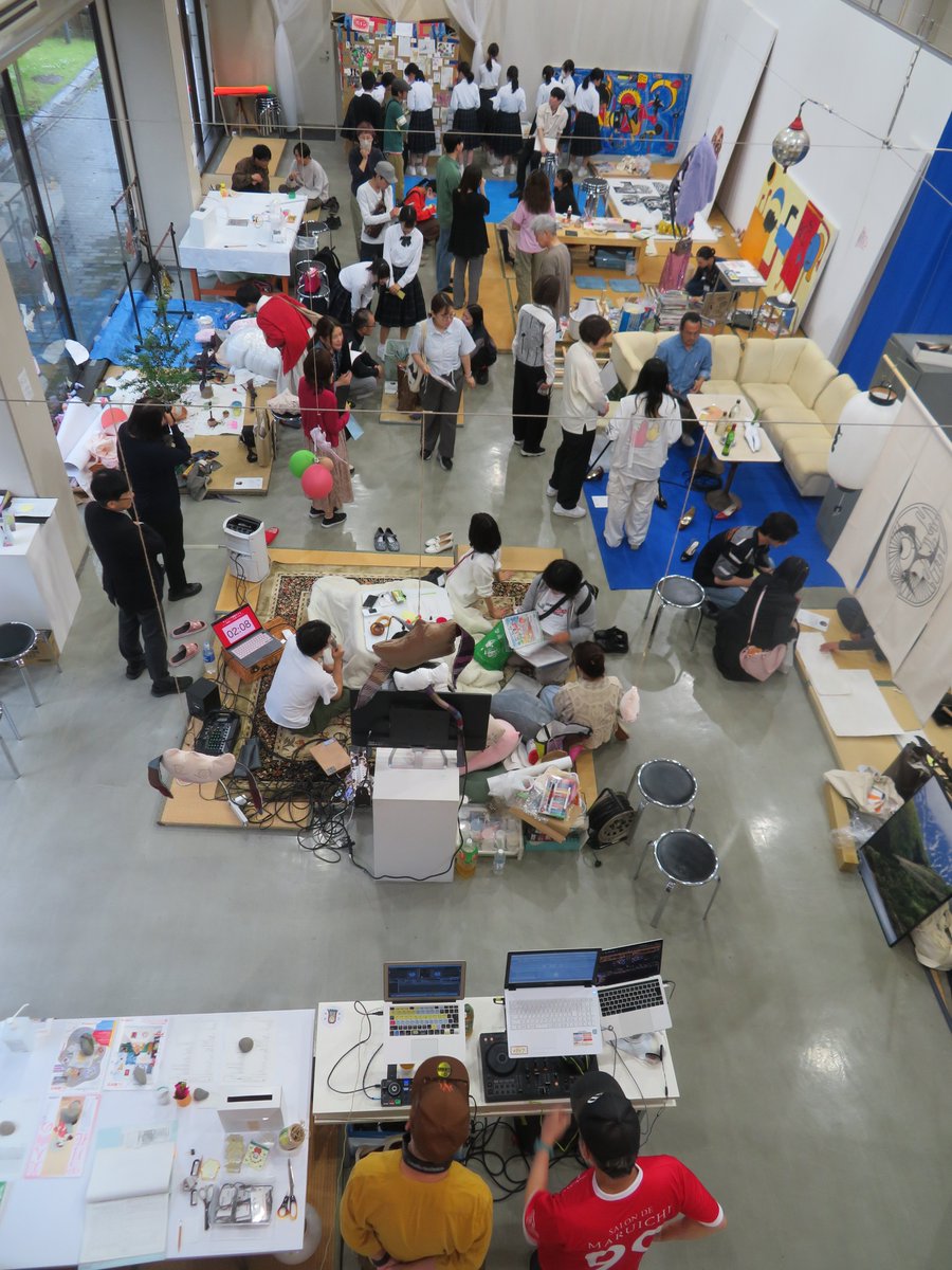 AiM Vol.17 ニュー銀座堂 関連プログラム「みんなではなそう！」を開催しました🥳

参加作家から自身の作品や、「ニュー銀座堂」への思いなどを紹介した後、会場のみなさま(33名‼︎)とコタツを囲みながら歓談しました🙌

ご参加いただいたみなさま、ありがとうございました☘️
