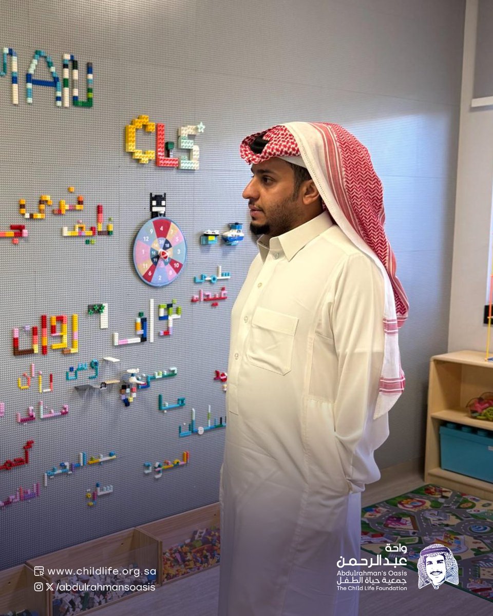 AbdulrahmansOas's tweet photo. كانت تحلم بحفل تخرجها من الصف السادس، لكن تنويمها حال دون مشاركتها. 

رغم حالتها، قرر فريق حياة الطفل أن يصنع لها لحظة لا تُنسى. وفي أقل من 24 ساعة، وبكل حب:
- زُيّنت الغرفة
- صُمم لها شال تخرج 
 - حضر فنانها المفضل لمفاجأتها

هذه ليست مجرد حفل تخرج، بل تجسيد حي لرسالة حياة الطفل: تحويل الألم إلى أمل، وتأكيد أن الدعم النفسي والاجتماعي هو جزء لا يتجزأ من رحلة العلاج للطفل وأسرته.

شكراً من القلب للرائع فيصل العيسى على حضوره الإنساني ومبادرته المؤثرة.
@faisalalesaa 

#واحة_عبدالرحمن 
#حياة_الطفل