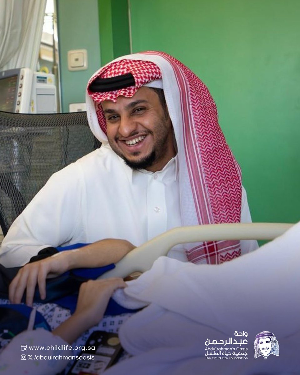 AbdulrahmansOas's tweet photo. كانت تحلم بحفل تخرجها من الصف السادس، لكن تنويمها حال دون مشاركتها. 

رغم حالتها، قرر فريق حياة الطفل أن يصنع لها لحظة لا تُنسى. وفي أقل من 24 ساعة، وبكل حب:
- زُيّنت الغرفة
- صُمم لها شال تخرج 
 - حضر فنانها المفضل لمفاجأتها

هذه ليست مجرد حفل تخرج، بل تجسيد حي لرسالة حياة الطفل: تحويل الألم إلى أمل، وتأكيد أن الدعم النفسي والاجتماعي هو جزء لا يتجزأ من رحلة العلاج للطفل وأسرته.

شكراً من القلب للرائع فيصل العيسى على حضوره الإنساني ومبادرته المؤثرة.
@faisalalesaa 

#واحة_عبدالرحمن 
#حياة_الطفل