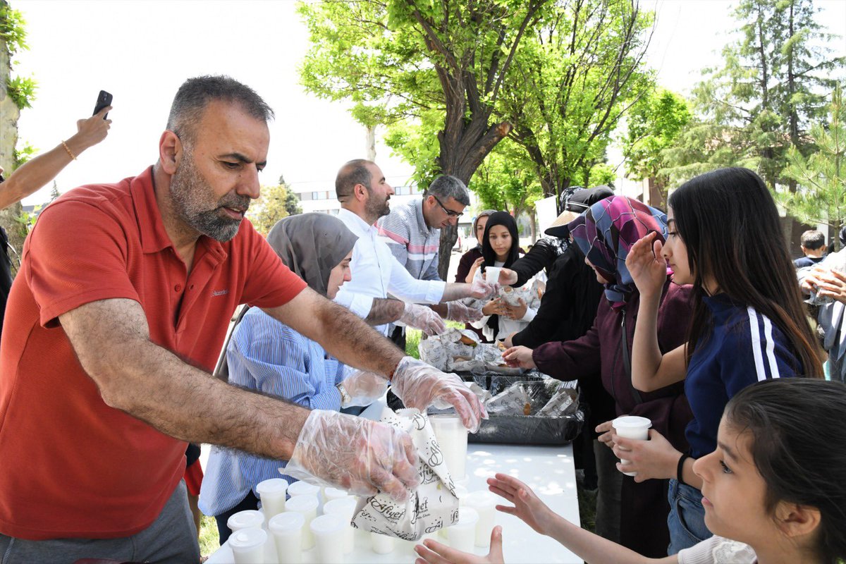 MalatyaMem's tweet photo. 📌Malatya İl Milli Eğitim Müdürlüğü ve Çölyaklılarla Dayanışma Derneği'nin düzenlediği piknikte, İl Müdürümüz Sn. Behçet Bakır ve İl Milli Eğitim Müdür Yardımcımız M. Ali Avşar, çölyak hastası öğrencilerimizle bir araya geldi. Bu özel etkinlikte, öğrencilerimizle sağlıklı ve neşeli anlar yaşadık. Okullarımızda eğitim öğretime devam eden 104 çölyak hastası öğrencimizle birlikte olmak, bizler için büyük bir mutluluk kaynağıydı.
📌Bu tür etkinliklerin devam etmesi, çocuklarımızın sosyal hayatlarına katkıda bulunmanın yanı sıra, toplumda farkındalık yaratmak için de önemlidir. Unutulmaz anılar biriktirdiğimiz bu gün, gelecekteki etkinliklerimiz için ilham kaynağı olacaktır.

@tcmeb @Yusuf__Tekin @SeddarYavuz @TCMalatyaV @behcet_bakir