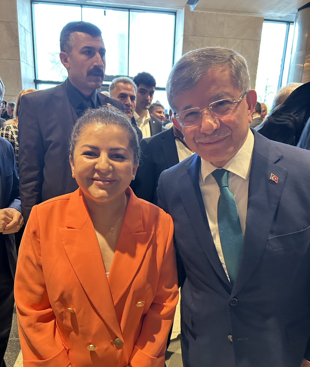 Siyasete adım attığım günlerin mimarlarından Sn. Ahmet Davutoğlu <a href="/Ahmet_Davutoglu/">Ahmet Davutoğlu</a> ile yeniden karşılaşmak çok güzeldi. Hem gülümsedim, hem duygulandım. Ne güzel anılar biriktirmişiz… Saygı ve nezaketimiz her zaman bakidir.