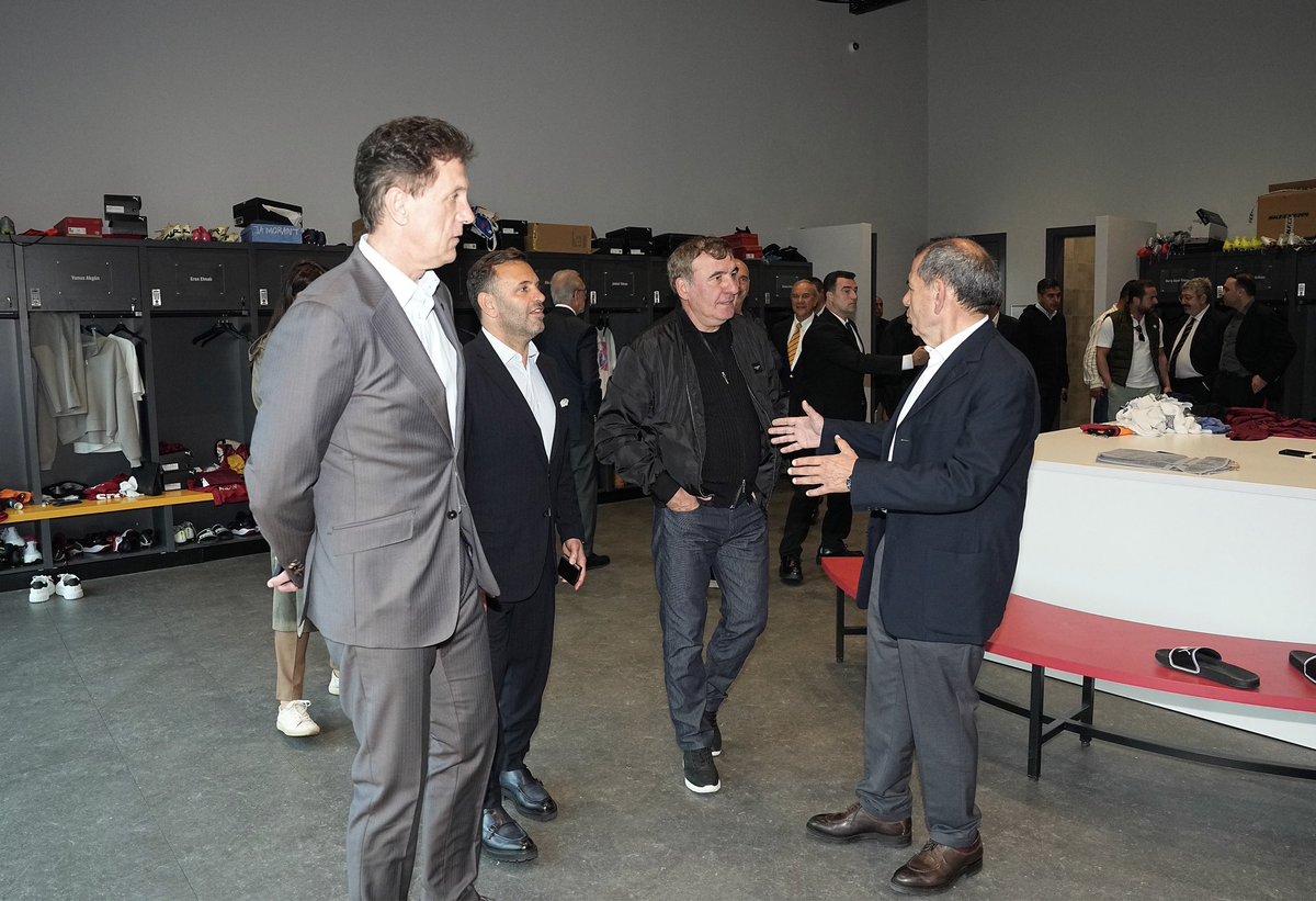 UEFA Kupası zaferimizin efsaneleri, 25. yıl dönümünde Kemerburgaz Metin Oktay Tesisleri’nde bir araya geldi. 

🔗 galatasaray.org/haber/futbol/u…