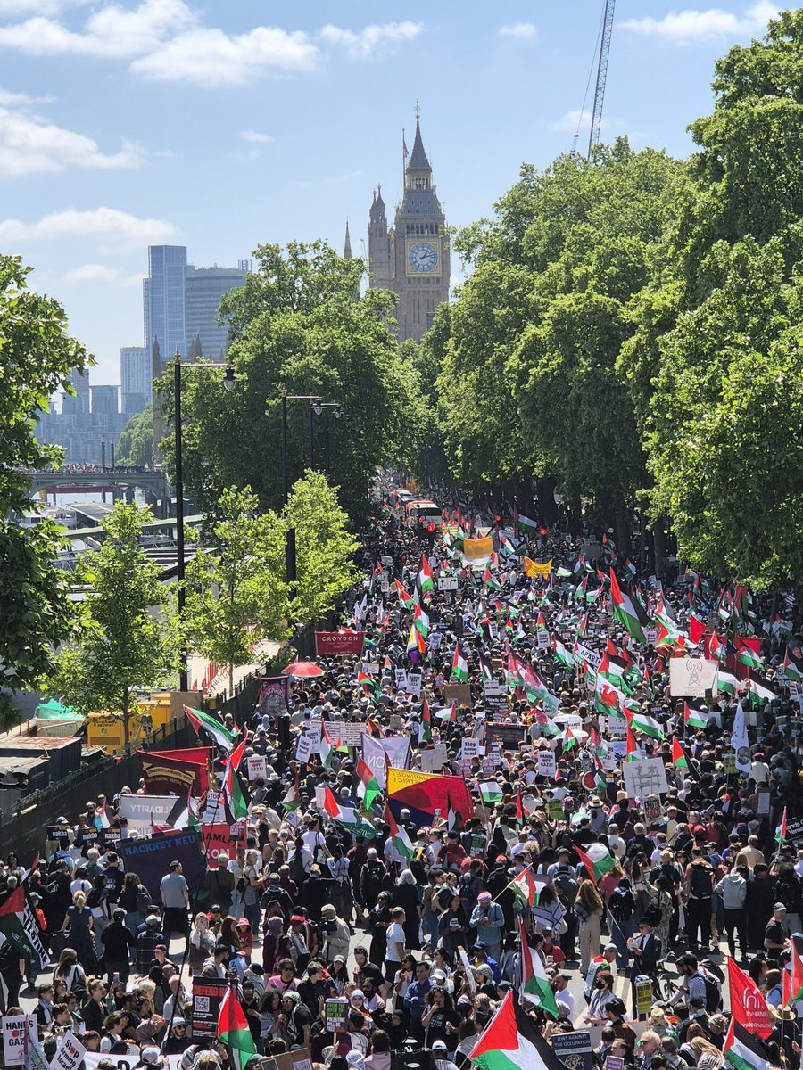 IlmFeed's tweet photo. Tens of thousands of people - Muslims and Non Muslims are marching in solidarity with Gaza in London. https://t.co/lITTJYIs0F