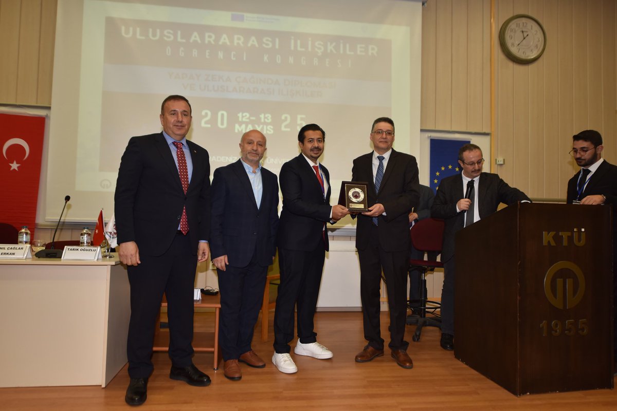 ktu_uik's tweet photo. Karadeniz Teknik Üniversitesi Uluslararası İlişkiler Kulübü Academia Komitesi olarak, bölgemizde bir ilk olma özelliği taşıyan Uluslararası İlişkiler Öğrenci Kongresi’ni “Yapay Zeka Çağında Diplomasi ve Uluslararası İlişkiler” temasıyla başarıyla gerçekleştirmiş bulunmaktayız. https://t.co/qCo0nIRp4Q