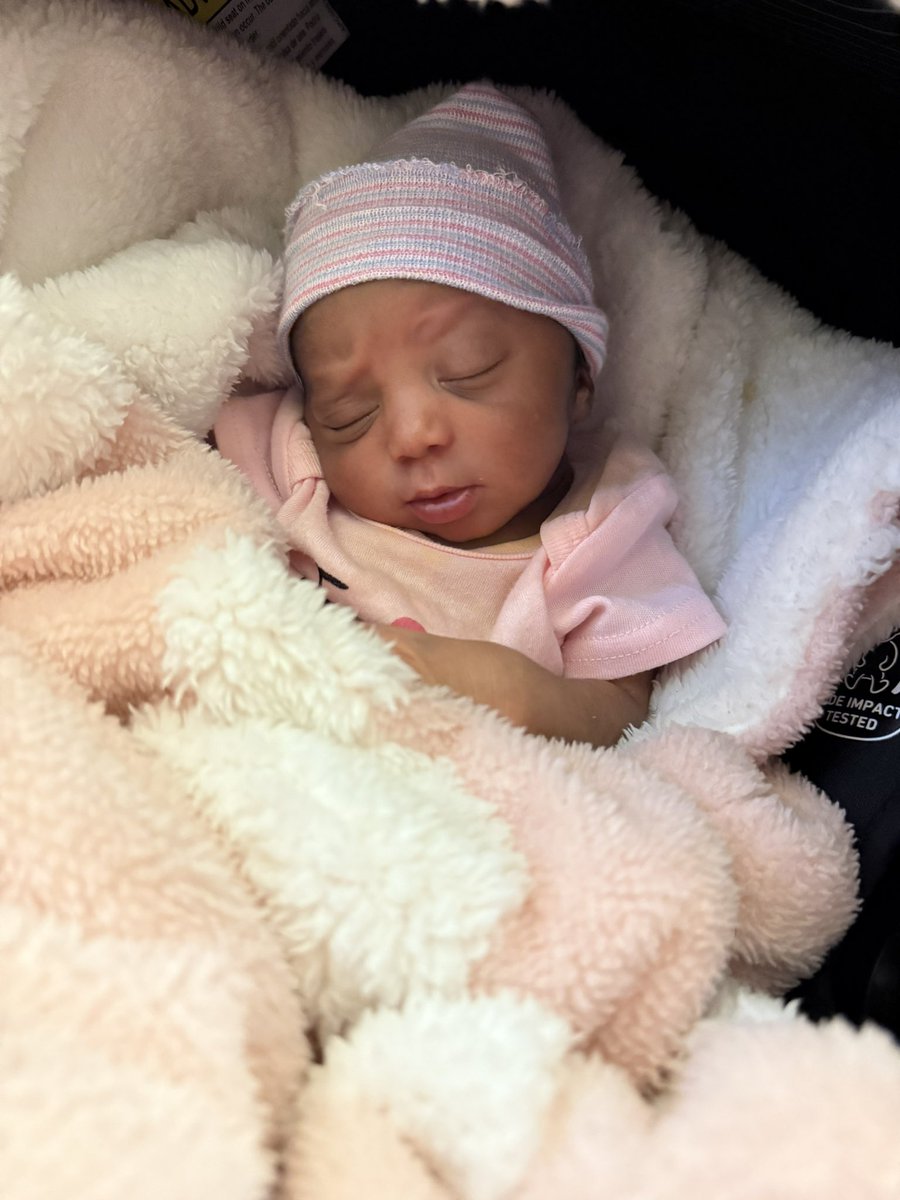 x_ThugginHard's tweet photo. I had a baby girl and she’s so beautiful ❤️❤️❤️😍 Daddy gotchu mama https://t.co/bgdOUSAlS4