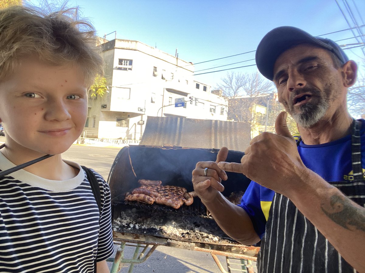 YanProshin's tweet photo. 👨🏻‍🍳 Хуан — повар ресторана Boca A Boca

Хуан из Мар-Дель-Платы — местного курорта на океане. Он готовит мясо на «Parilla» — аргентинском мангале. Это блюдо есть почти в каждом аргентинском ресторане. 

#agrentina #laboca #soccer #restourant #steak https://t.co/MzqaFkgO1z