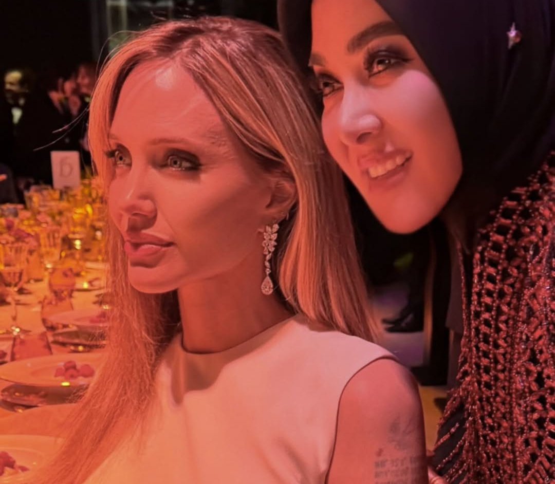 iPopBase's tweet photo. Syahrini and Angelina Jolie stun in new photo. https://t.co/lXN8xYg3Af