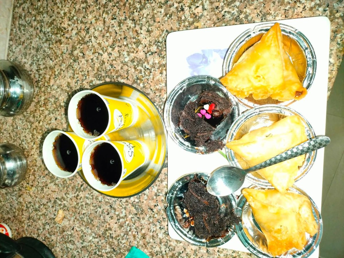 inocent_anand's tweet photo. समोसा — वो तिकोना जादू 😋
बाहर से करारा, अंदर से मसालेदार,
दिल भी जीतता है और भूख भी मिटाता है! 🥟❤️
#SamosaLove #DesiCravings #TastyTreat #IndianSnack #TeaTimePartner https://t.co/RgG4323i7W