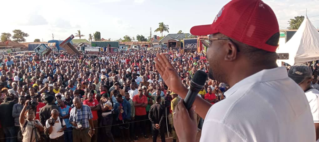 Oyaaaaaaa kina kufa au hakifi....?

Waswahili wanasema
 "Usichome nyumba yenu kwa ugomvi wa kunyimwa chakula."