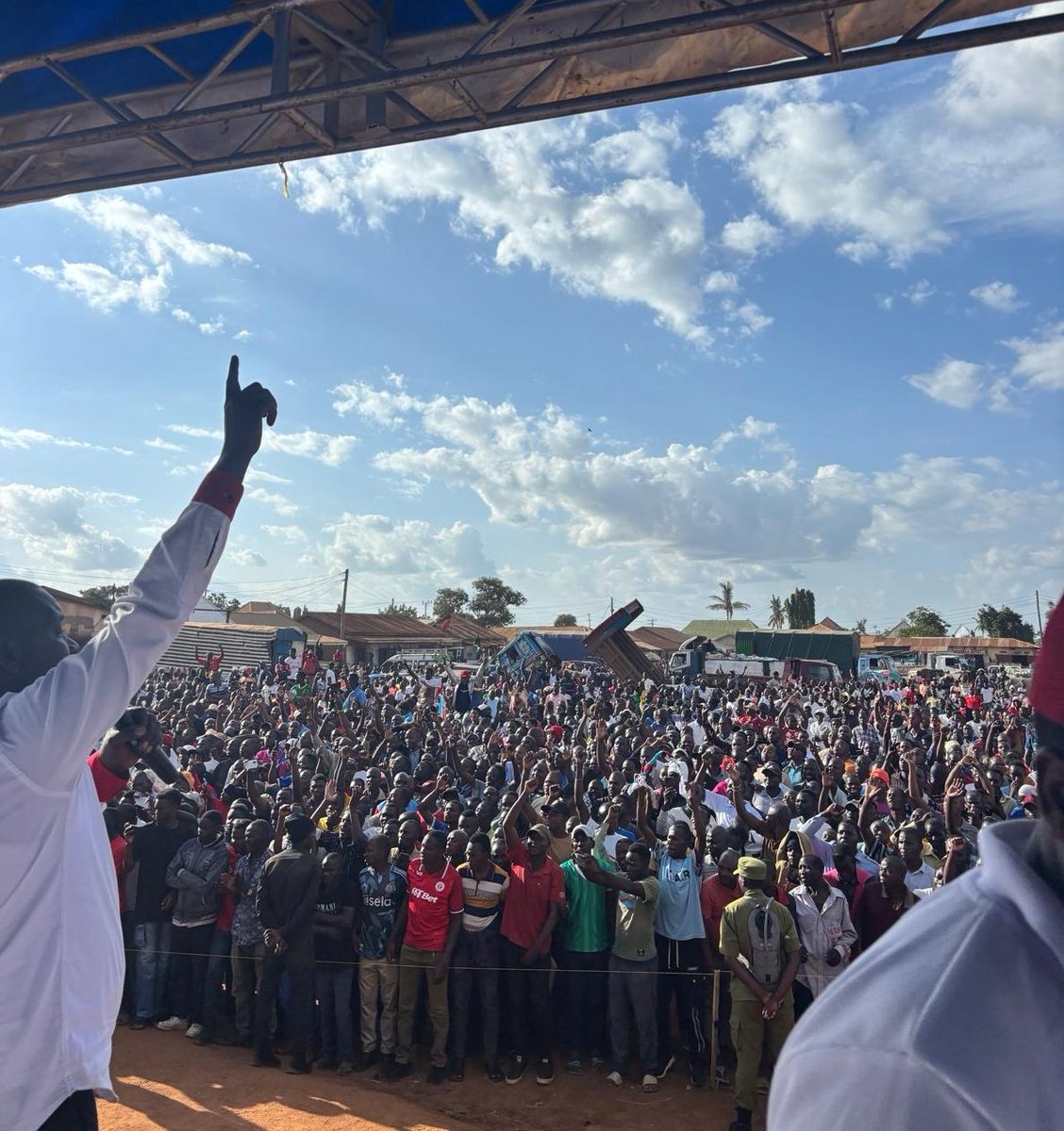 ExMayorUbungo's tweet photo. Oyaaaaaaa kina kufa au hakifi....?

Waswahili wanasema
 "Usichome nyumba yenu kwa ugomvi wa kunyimwa chakula." https://t.co/mqiOhbfjYz