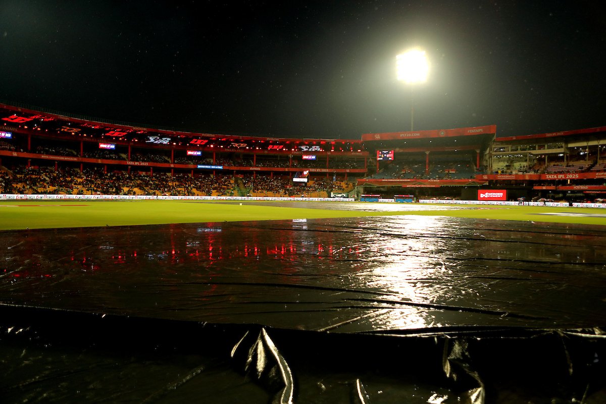 Hemant_183's tweet photo. The rain has reduced to a very slight drizzle and the crowd have found their voice with chants of RCB..❤️‍🩹 RCB🤍

Virat Kohli's Test career displayed at the Chinnaswamy Stadium. ❤️🤍

"RCB vs KKR" 
"Banglore"
#IPL2025 #TATAIPL #chinnaswamystadium https://t.co/rd0BzOW8R3
