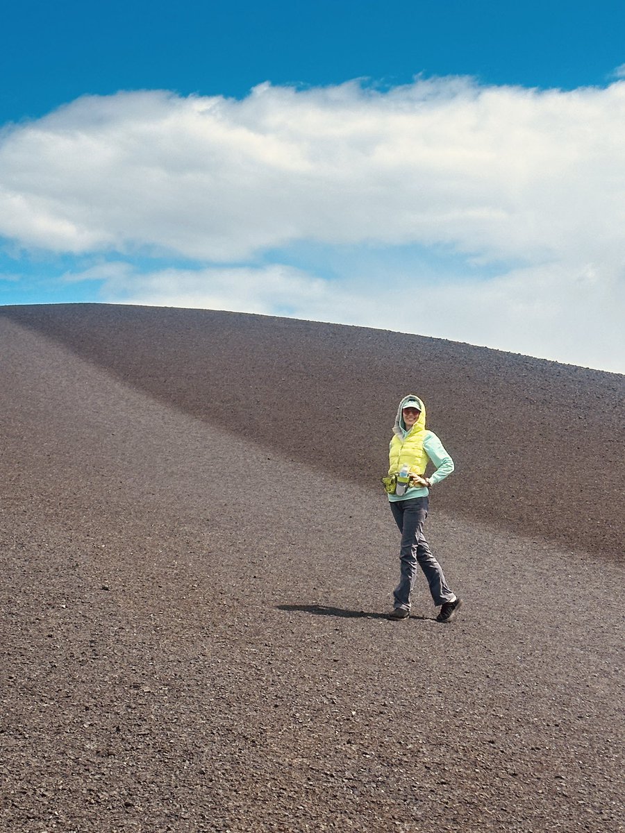 Most recent CT update included rocket engines. It is pretty chilly on Mars.
#Cybertruck #Mars