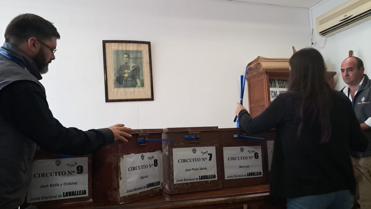 La primer parte de validación de los votos observados no se puede transmitir xq se dicen los datos de los votantes y el voto es secreto
Se estan pasando 1 a uno a las urnas y despúes con el sobre amarillo sin datos se cuentan. Ahi si se puede transmitir