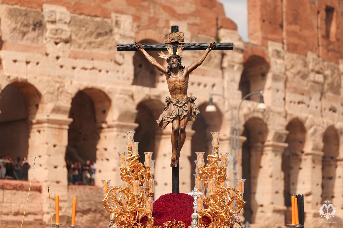 ⚫ "𝐌𝐢 𝐫𝐞𝐢𝐧𝐨 𝐧𝐨 𝐞𝐬 𝐝𝐞 𝐞𝐬𝐭𝐞 𝐦𝐮𝐧𝐝𝐨".

Ante los muros eternos del imperio, se presenta hoy un Rey coronado de espinas.

No necesita ejército, ni poder, ni trono… porque su reino es eterno y su trono, la cruz.

Desde Roma, el Santísimo Cristo de la Expiración