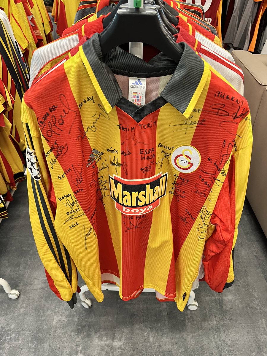 hsynklc1905's tweet photo. @_vlknylmz Sağlam bir Galatasaraylının hiç bir futbolcu aklına gelmemeli çünkü bu forma prototip bir forma gerçek maçta giyilmiş formanın yakaları siyahtır 👎 😀 https://t.co/SmIxPlnqsd