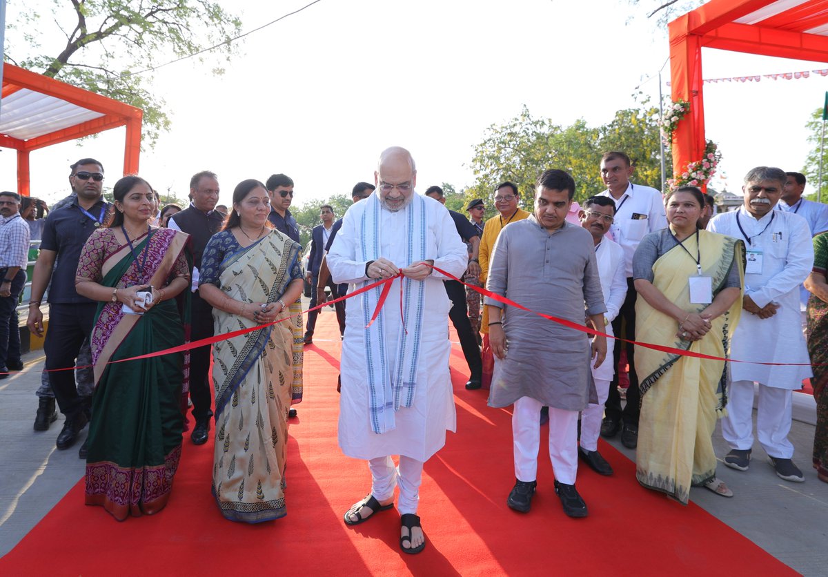 AmitShah's tweet photo. आज गांधीनगर के सेक्टर-21 व 22 के वासियों को नवनिर्मित अंडरपास का बड़ा उपहार दिया। इन दोनों सेक्टर को जोड़ने वाला यह अंडरपास मोदी सरकार के देश के प्रत्येक कोने तक आधुनिक और विकसित कनेक्टिविटी सुनिश्चित करने के संकल्प का प्रतीक है। इससे क्षेत्र में कनेक्टिविटी को विस्तार मिलेगा, समय की बचत होगी तथा व्यापार और उद्योग को भी प्रोत्साहन प्राप्त होगा।

આજે ગાંધીનગરના સેક્ટર 21 અને 22 ના રહેવાસીઓને નવા બનેલા અન્ડરપાસની ભેટ આપવામાં આવી. સેક્ટર 21 અને 22 ને જોડતો આ અન્ડરપાસ એ દેશના દરેક ખૂણા સુધી આધુનિક અને વિકસિત કનેક્ટિવિટી સુનિશ્ચિત કરવાના મોદી સરકારના સંકલ્પનું પ્રતીક છે. આ અન્ડરપાસથી વિસ્તારમાં કનેક્ટિવિટીનો વ્યાપ વધશે, સમયની બચત થશે તેમજ વેપાર અને ઉદ્યોગને પણ વેગ મળશે.