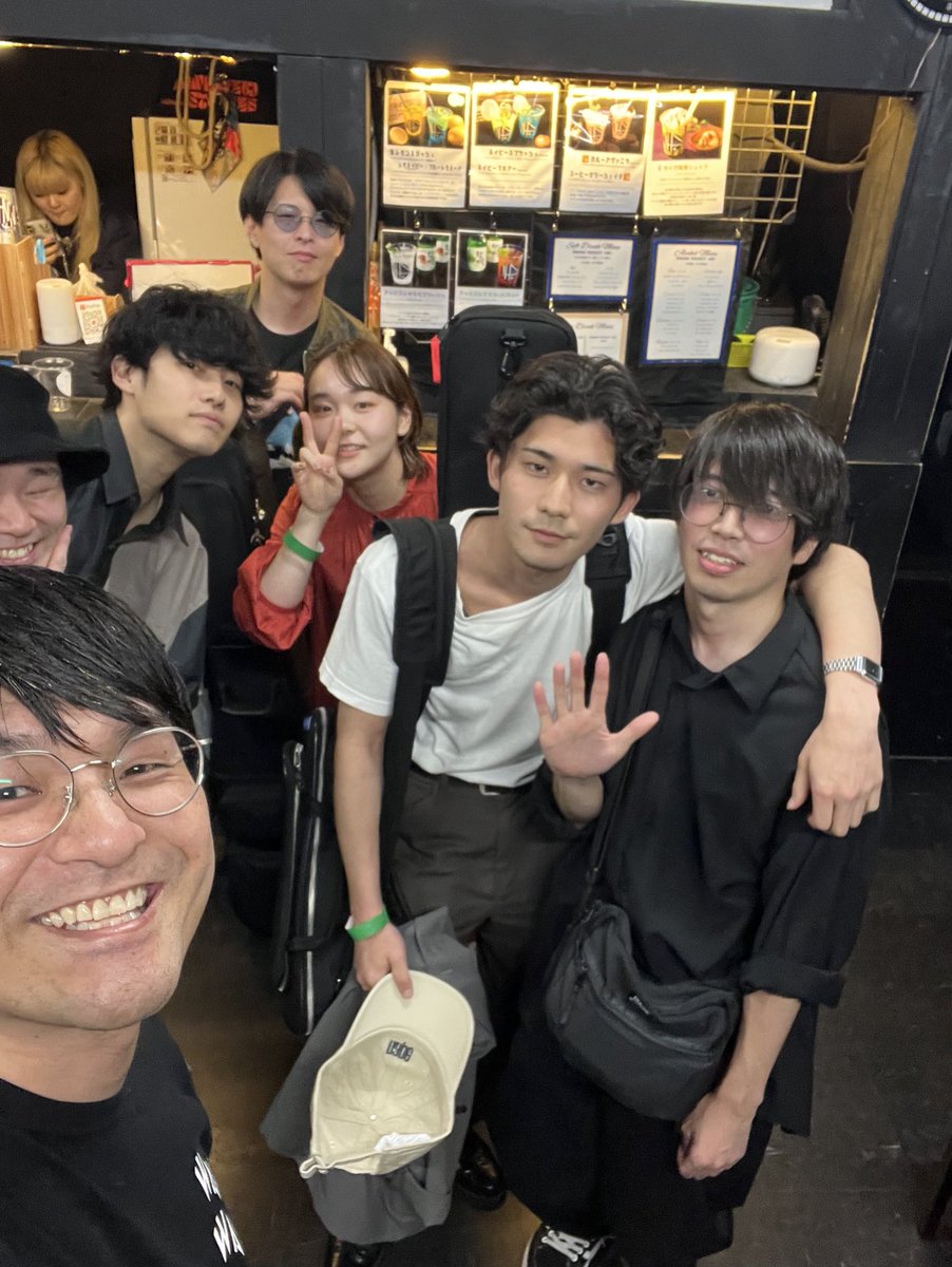 今夜も想定以上に素敵な夜になりました！

打ち上げでそこら辺に居た人々を集めて写真撮りました☺️

また今日みたいなイベントやります！