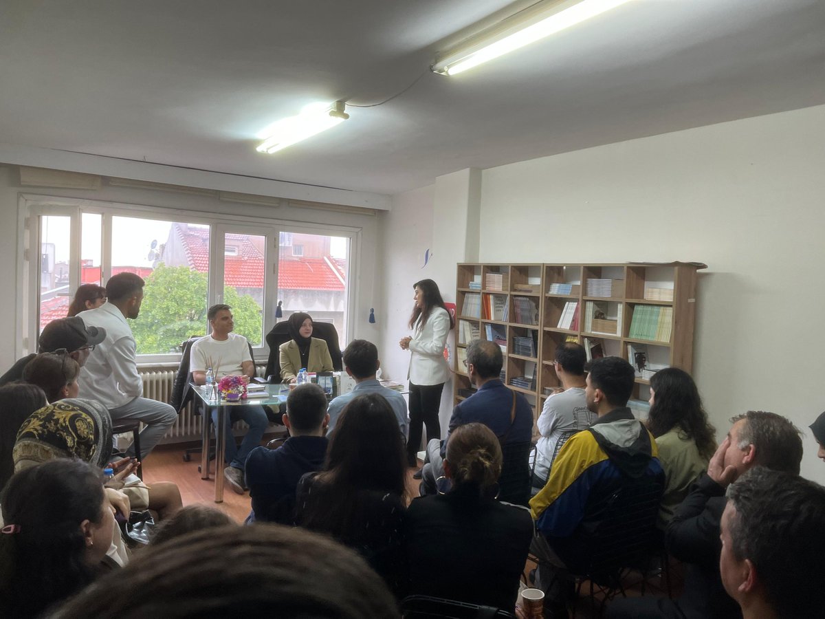 Mahal Edebiyat ofisinde yazarlarımız bir araya gelmeye devam ediyor. Yazarımız Saniye Gökoğuz ve Ahmet Çıkar,  Melike Kara'nın sorularını yanıtlayıp kitaplarını imzaladılar. Katılım sağlayan okurlarımıza teşekkür ederiz.