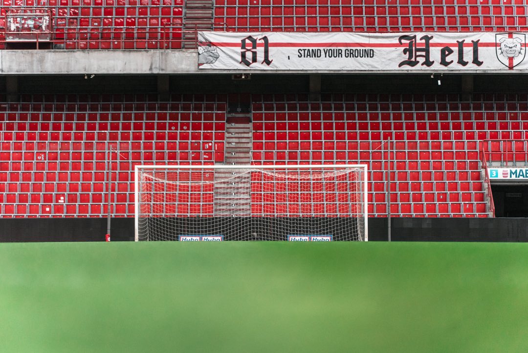 Standard_RSCL's tweet photo. 𝟮𝟰’-𝟮𝟱’, la der’ à Sclessin. 🔴⚪️

#STADEN #COYR https://t.co/OM5kRYrJe9