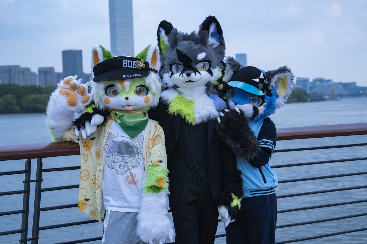 KimyTheSuitwolf's tweet photo. 今天是family picnic！
小熊猫：@shuiyuan_15 
小绿柴：@bobo_xla 
亲妈：@ERE_Prime 
摄影师：@YUs64l9Q7J44295 https://t.co/8l0zAH0l4u