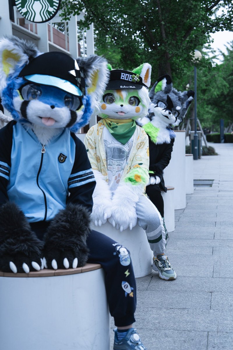 KimyTheSuitwolf's tweet photo. 今天是family picnic！
小熊猫：@shuiyuan_15 
小绿柴：@bobo_xla 
亲妈：@ERE_Prime 
摄影师：@YUs64l9Q7J44295 https://t.co/8l0zAH0l4u