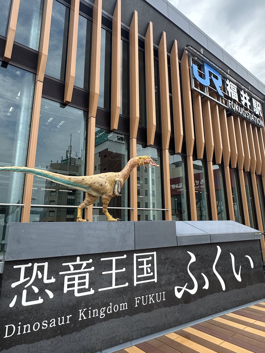 恐竜がカニ食べてた🦖🦀
おいしいもんね https://t.co/2KlrwxSfd9