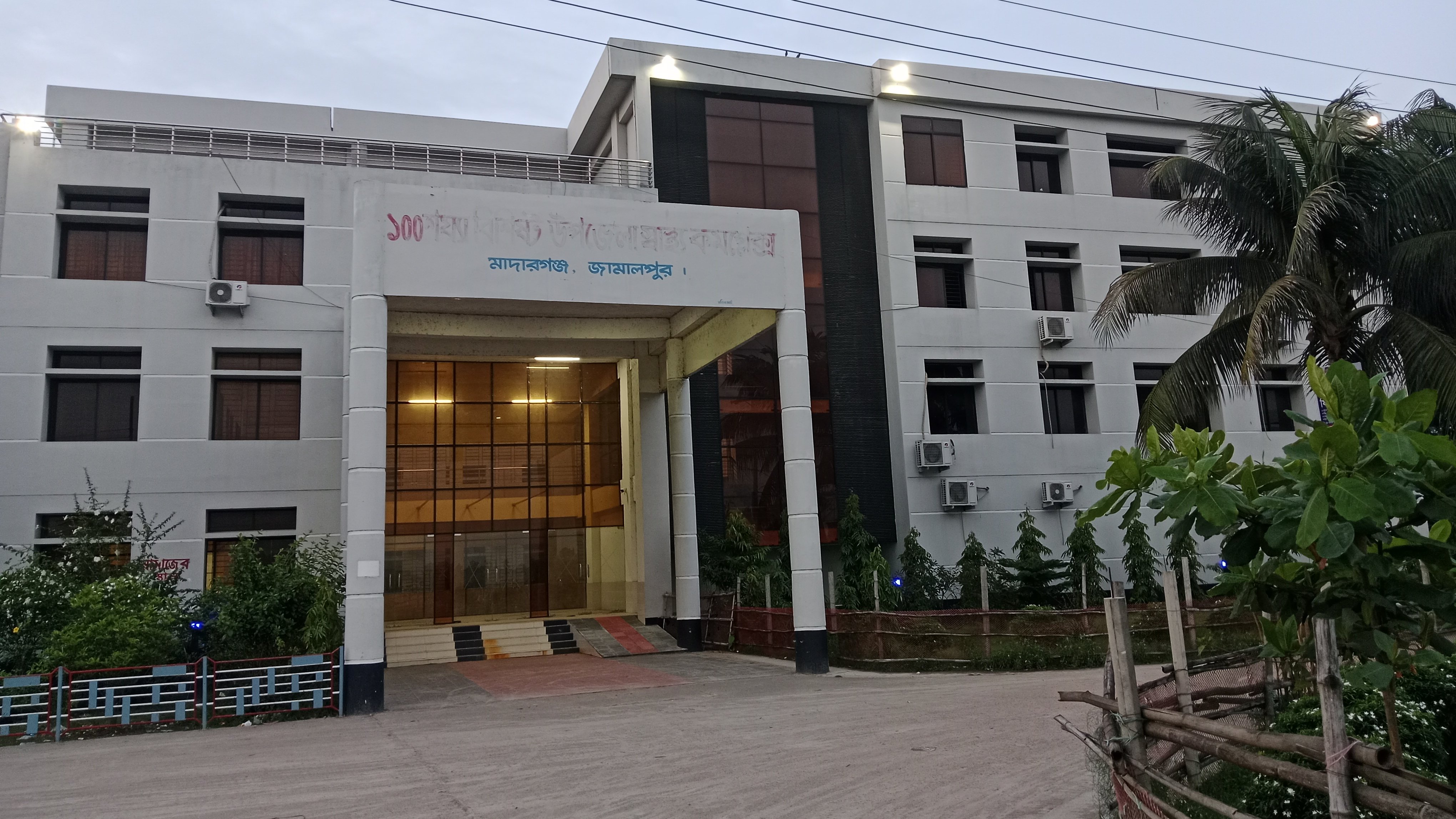 মাদারগঞ্জে বজ্রপাতে প্রাণ গেল কিশোরের