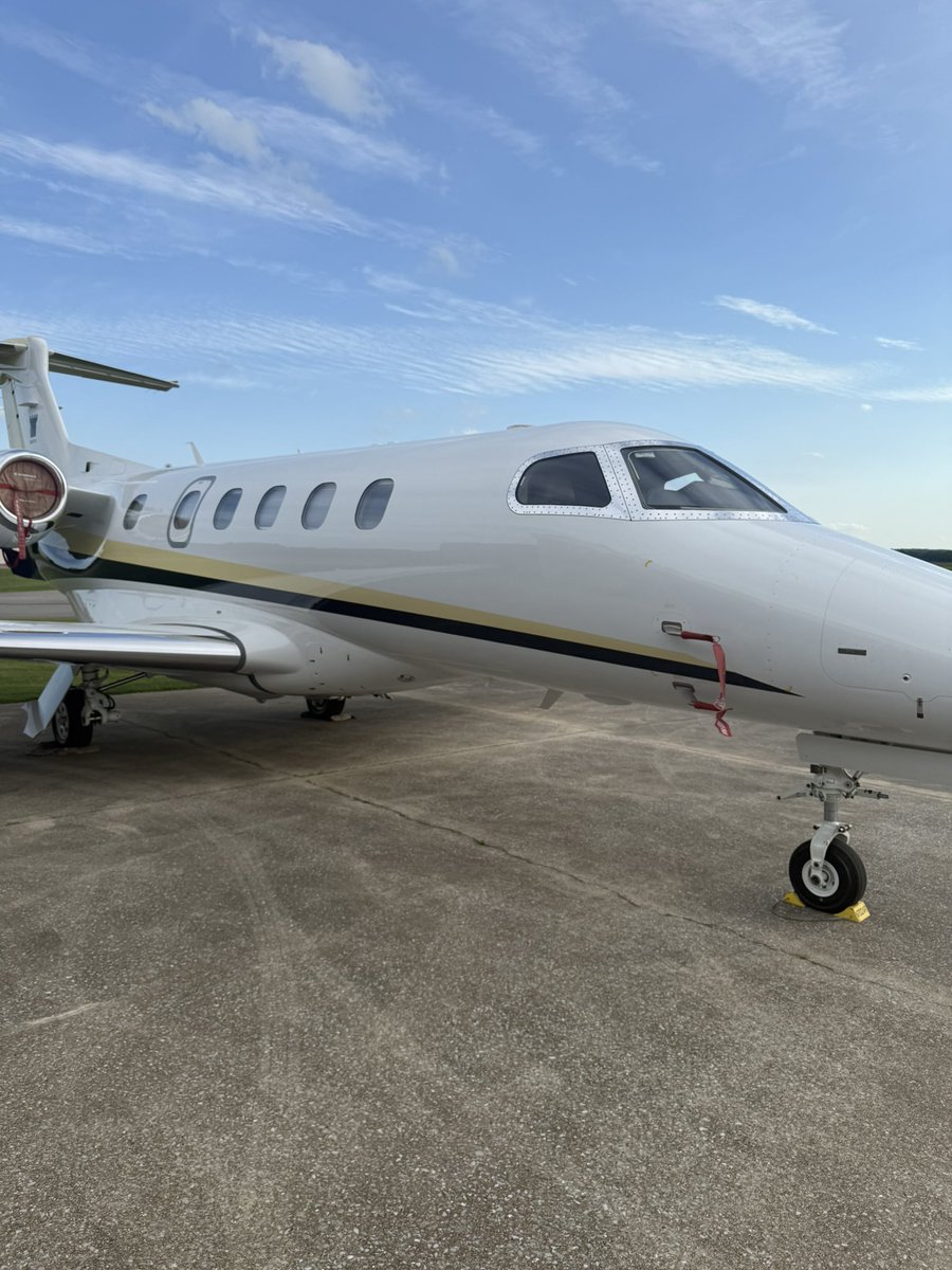 It’s not everyday that one of these is parked outside the gig
.
#FlyByRadio #MeridianAirport  #AirplaneVibes #NotYourAverageGig #PartyByThePlane #LiveMusic #BandLife #RockTheRunway