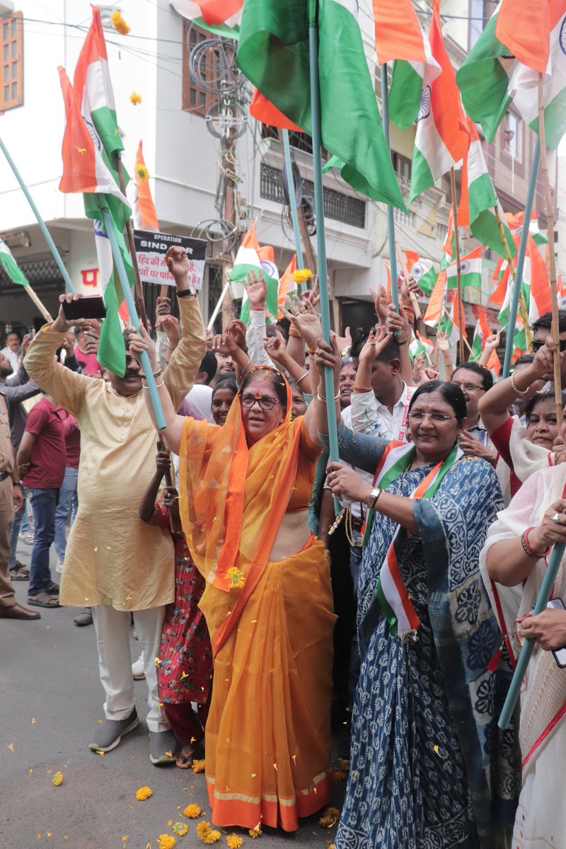 आज धार नगर में 'ऑपरेशन सिंदूर' के अंतर्गत पाकिस्तान की सीमा में घुसकर आतंकी ठिकानों को नेस्तनाबूद करने तथा पाकिस्तान द्वारा किए गए हमले का मुंहतोड़ जवाब देने वाली भारतीय सेना, वायुसेना एवं नौसेना के जांबाज़ जवानों को धन्यवाद देने हेतु एक भव्य तिरंगा यात्रा का आयोजन किया गया।