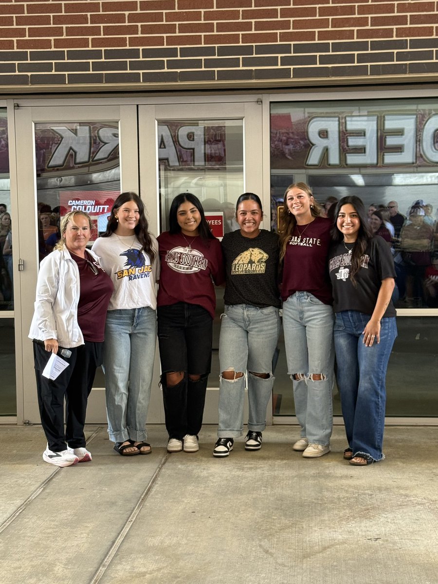 MiaMonte2025's tweet photo. The last HS sign out โ๏ธ๐ฅ
Ready for what the future holds
#TSUCommit
#Softballlife
@DeerPark_SB @dpisdathletics @TXSO_Softball https://t.co/mUdRrx6a1A