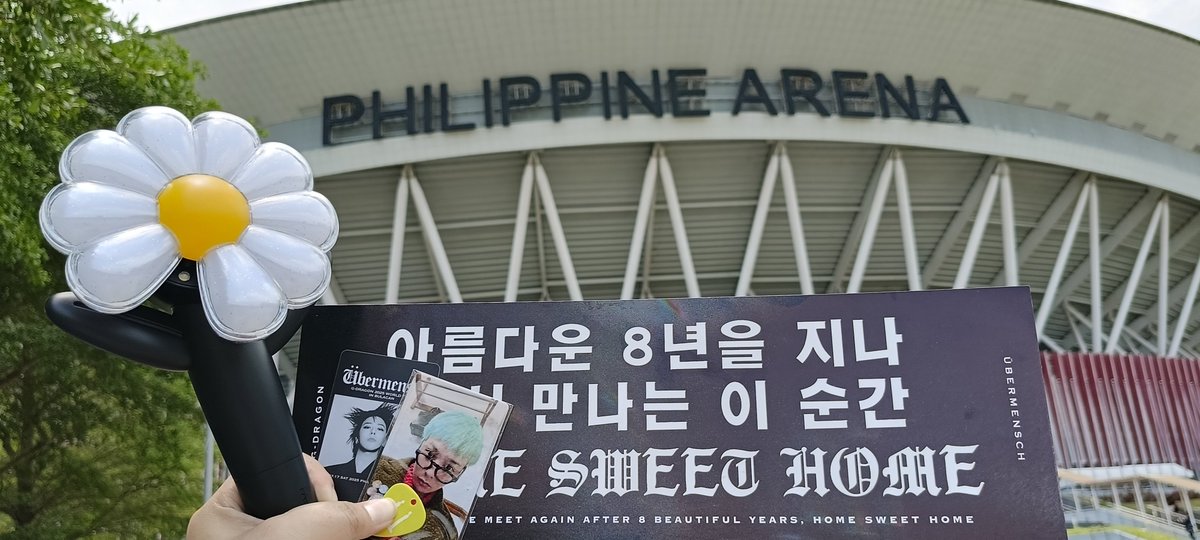 rainuts's tweet photo. 2017 last time I saw GD at Araneta for Motte in Manila. After 8 long years, here we are at the Philippine Arena for Ubermensch.

The Day-G Bong is so beautiful like today. 🌼

#GDRAGONinBULACAN
#LKMFeedback https://t.co/CRx9cEG51p