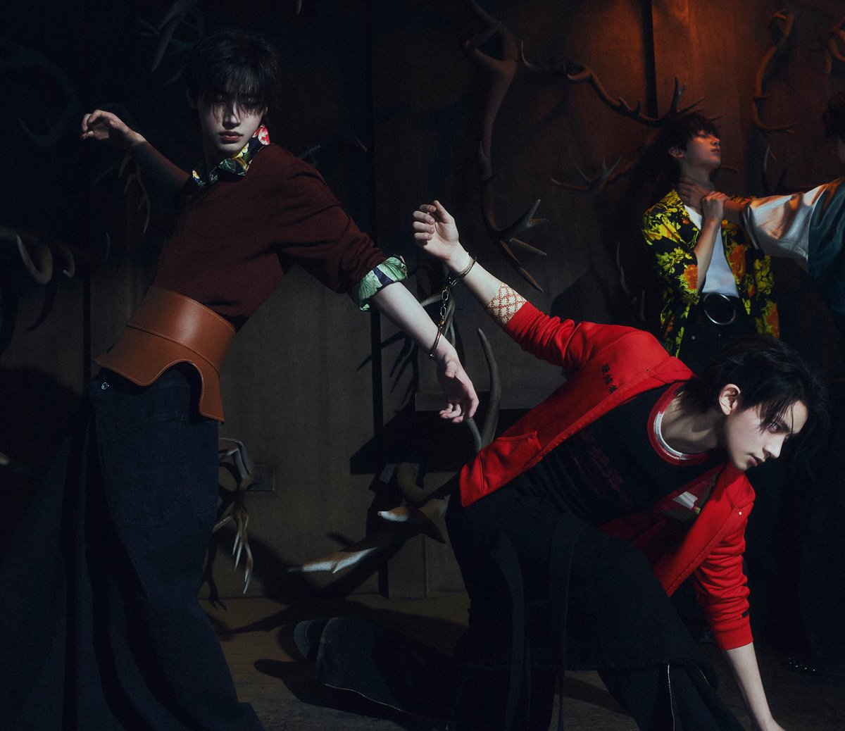 forheeseunghoon's tweet image. WTF HEEHOON HANDCUFFED TOGETHER OH MY GOD