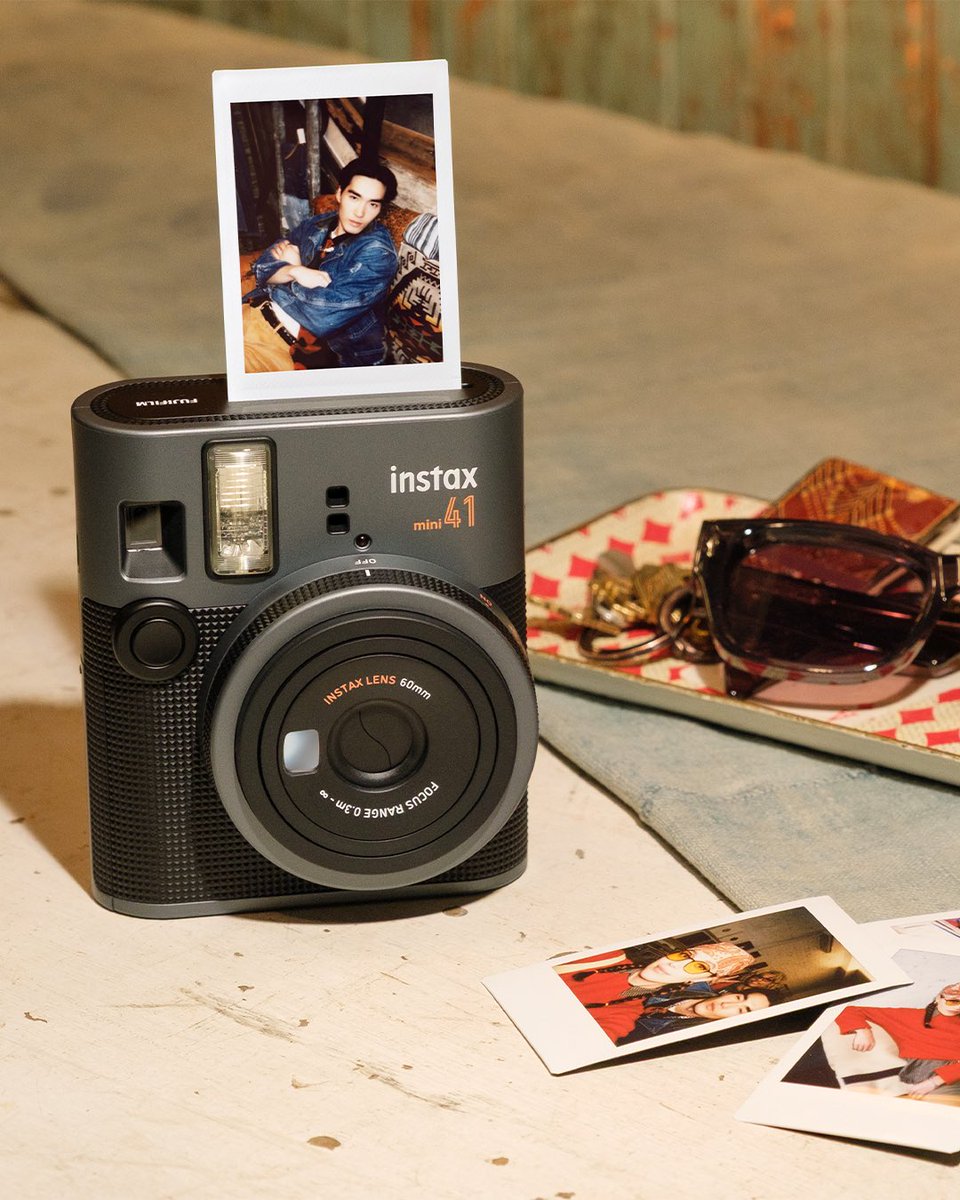 instaxturkiye's tweet photo. instax mini 41™, vintage cazibe ve modern işçiliği buluşturuyor. 

🖤 Dokulu gövdesi,
🧡 turuncu detayları,
🔲 metalik kaplamasıyla ikonik ve zarif. 

Geçmişin ruhunu bugünün enerjisiyle yakala! 📸

#INSTAX #instaxmini41 #developyourstyle #tarzınıyansıt https://t.co/aaVNTzZl3Q
