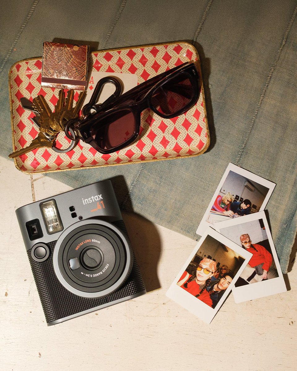 instaxturkiye's tweet photo. instax mini 41™, vintage cazibe ve modern işçiliği buluşturuyor. 

🖤 Dokulu gövdesi,
🧡 turuncu detayları,
🔲 metalik kaplamasıyla ikonik ve zarif. 

Geçmişin ruhunu bugünün enerjisiyle yakala! 📸

#INSTAX #instaxmini41 #developyourstyle #tarzınıyansıt https://t.co/aaVNTzZl3Q